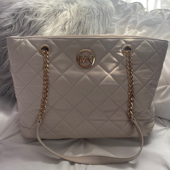 Michael Kors Ivory quilted shoulder bag - Picture 1 of 15